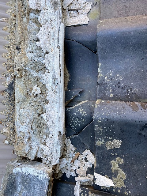 瓦のひび割れが多数発生